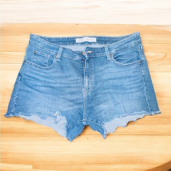 Women's Levi's High Rise Shorts Size 14~W32 Frayed  Hem - Picture 1 of 6